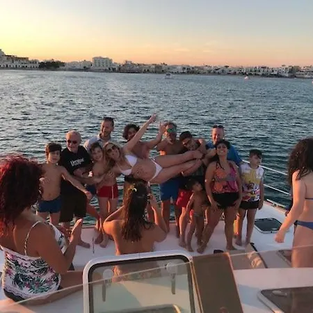 Botel Charter Boat Salento
