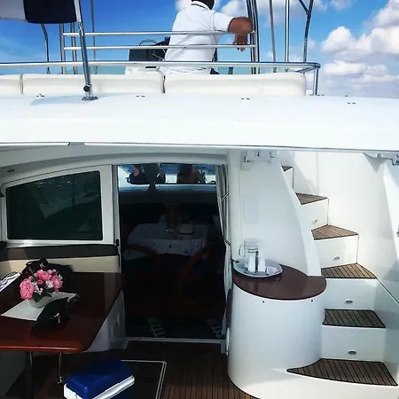 Botel Charter Boat Salento